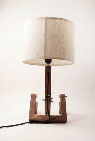 Zittende lezer houten lamp
