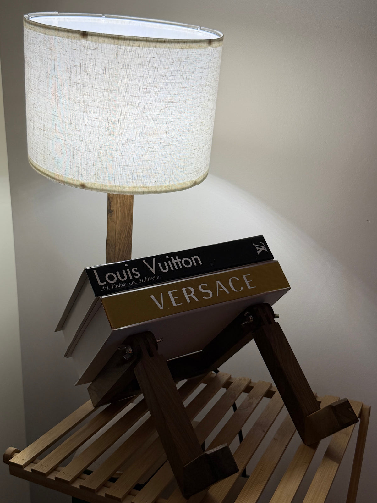 Houten lamp met zittende lezer