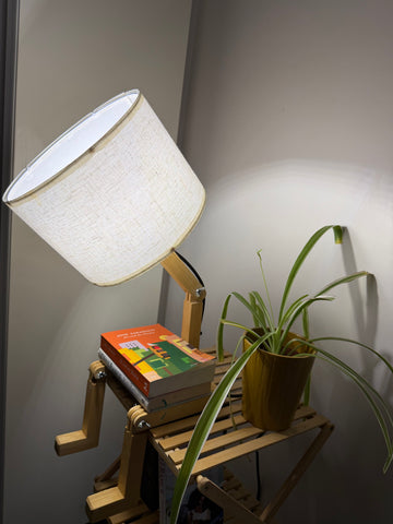 Zittende lezer houten lamp